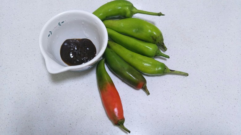 酱香版的虎皮尖椒,准备食材:辣椒6个,适量的<a style='color:red;display:inline-block;' href='/shicai/ 712'>甜面酱</a>。