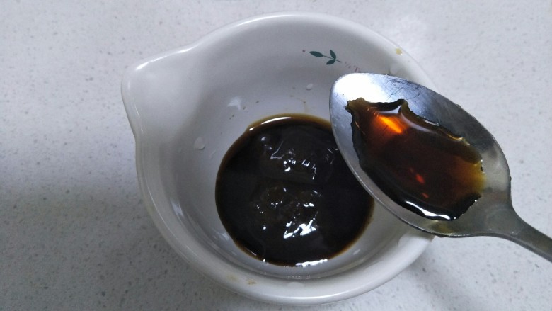 酱香版的虎皮尖椒,准备一些甜面酱,加入适量的<a style='color:red;display:inline-block;' href='/shicai/ 788'>生抽</a>。