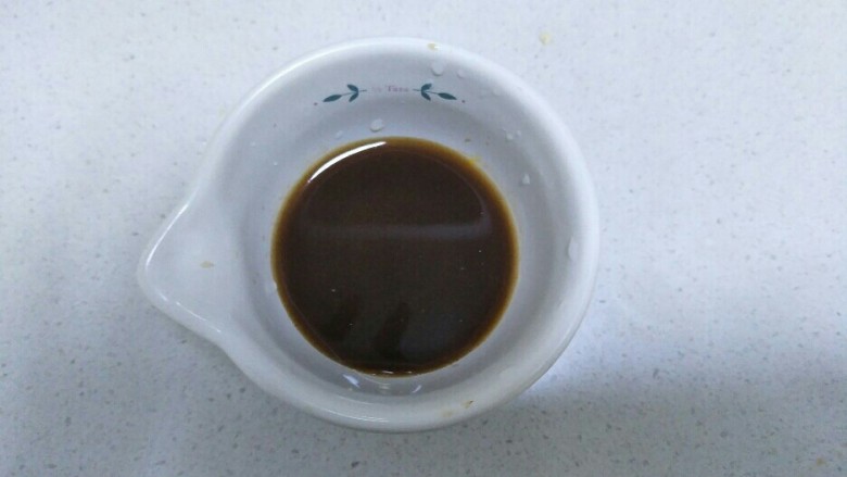 酱香版的虎皮尖椒,然后加入少许的凉白开,搅和均匀。