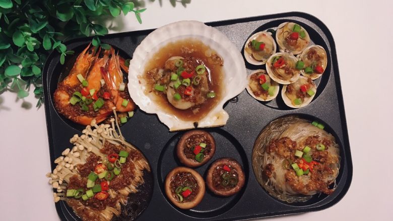 烤点儿蒜蓉,出炉后撒葱花和小红椒即可~