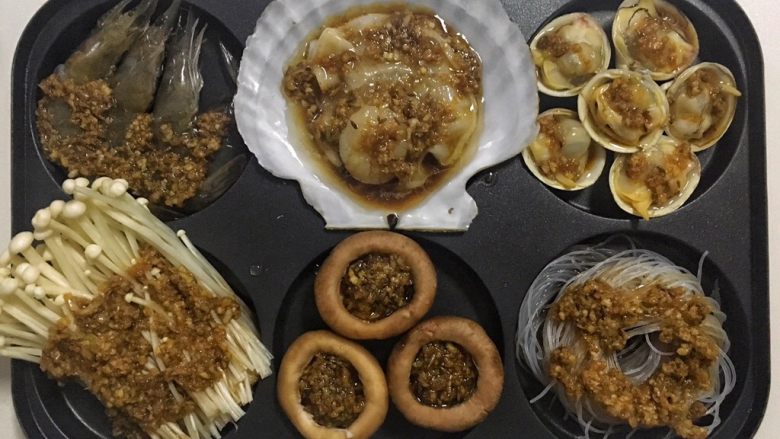 烤点儿蒜蓉,将蒜蓉酱撒上,粉丝里加少许水