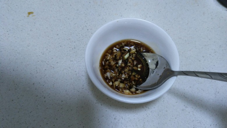 水煮毛蚬子,再加入几滴<a style='color:red;display:inline-block;' href='/shicai/ 5506'>麻油</a>,搅拌均匀。
