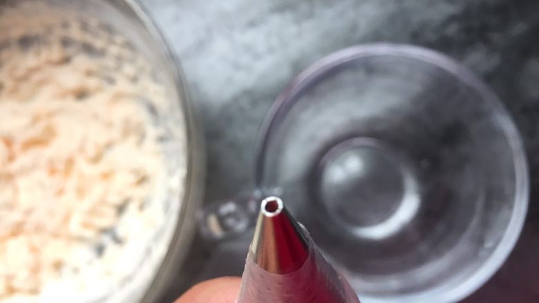 万圣节-鬼脸杯子蛋糕,选择圆孔的花嘴,没有也可以直接把裱花袋剪一个小口。