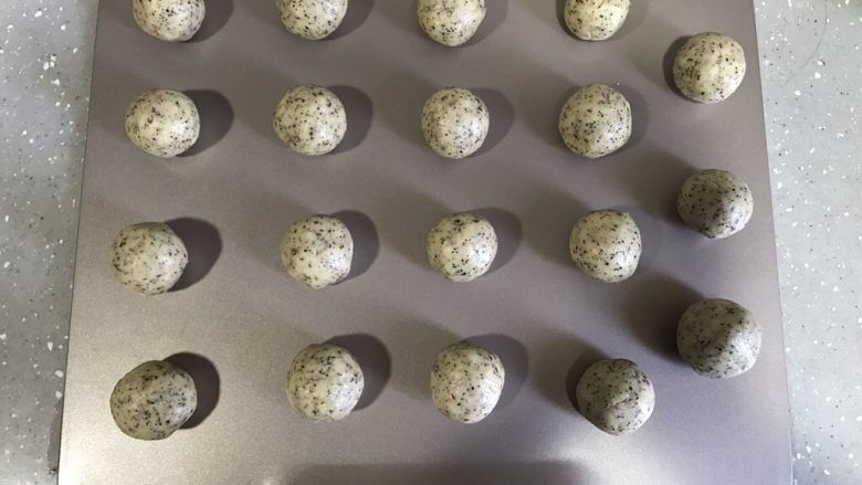 伯爵红茶麻薯,分成20克一个的小团,揉圆,摆在烤盘上