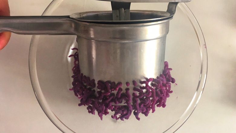 紫麻薯糕,蒸熟的紫薯去皮压成泥