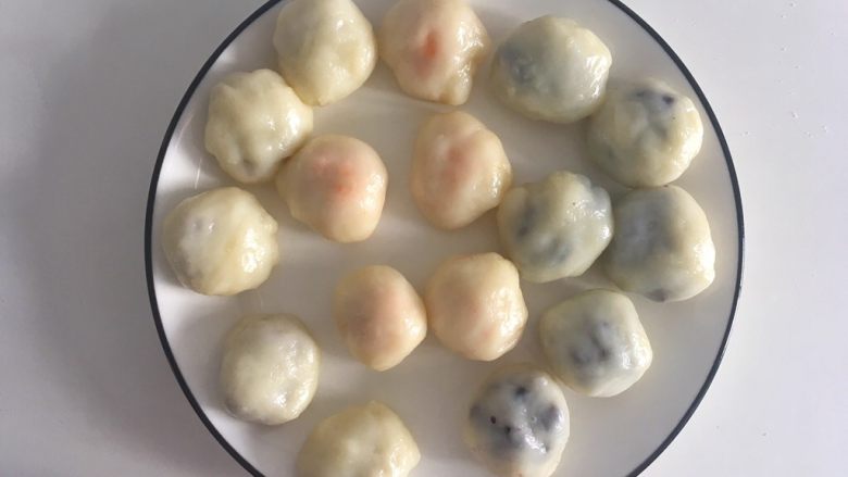 紫麻薯糕,把馅料全部包好