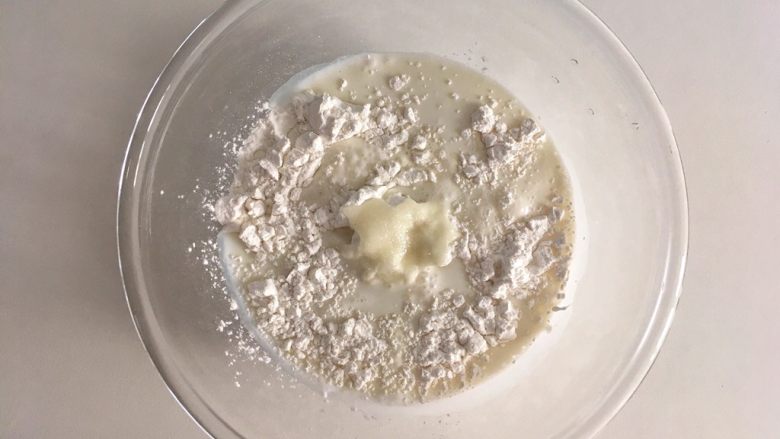 紫麻薯糕,制作麻薯:糯米粉80g、<a style='color:red;display:inline-block;' href='/shicai/ 512'>玉米淀粉</a>20g、白砂糖20g、牛奶140g全部混合