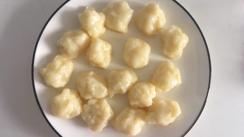 紫麻薯糕,抓匀后的麻薯分成15g每份