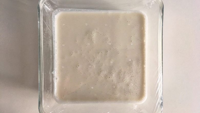 紫麻薯糕,手动打蛋器搅匀无颗粒,放入平底深容器,覆上保鲜膜,表面戳些洞