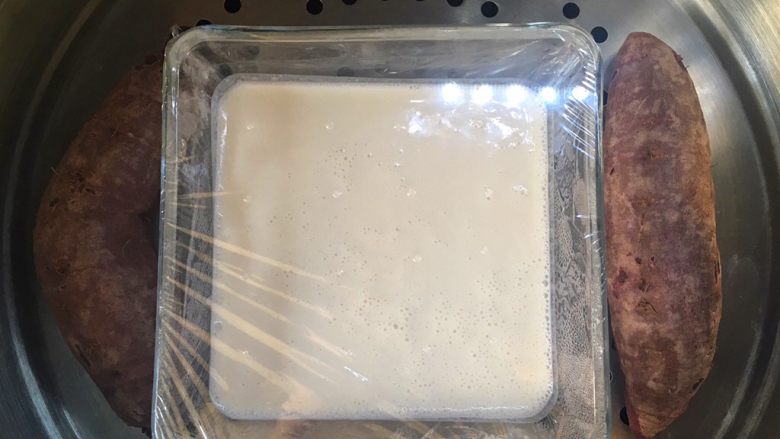 紫麻薯糕,紫薯蒸10分钟后把麻薯料放入蒸锅,继续蒸20分钟