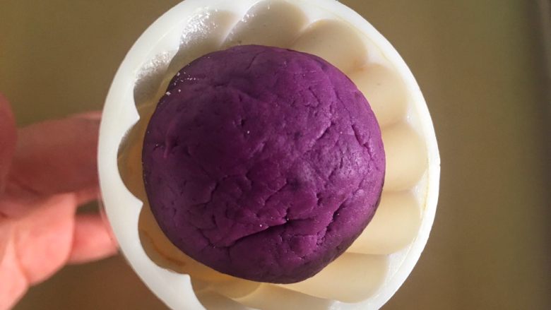 紫麻薯糕,放入50g月饼模具压好,烤箱预热160度