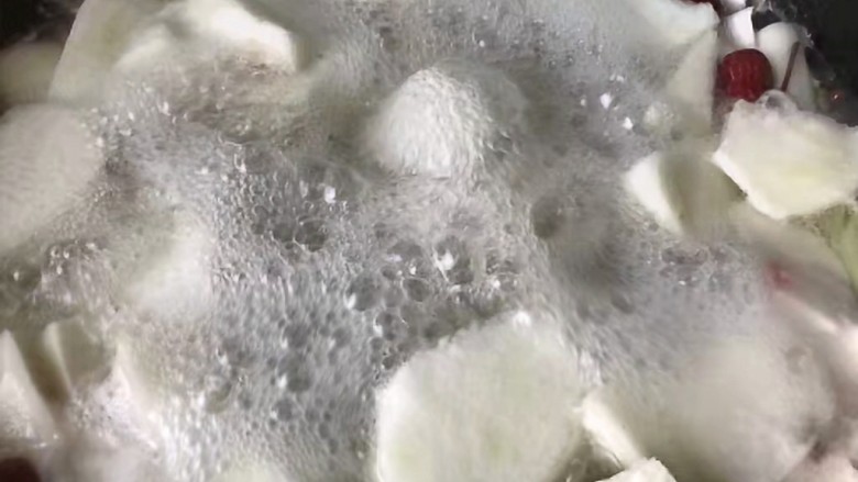 辣萝卜排骨汤,大火烧开后,转中小火,炖至汤汁变白,辣萝卜软烂,即可。临出锅前,加些盐调味。