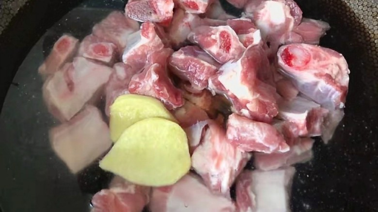 辣萝卜排骨汤,再往里面加几片生姜片,和一汤匙料酒去血腥味。
