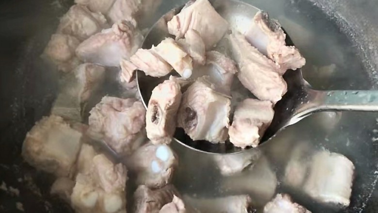 辣萝卜排骨汤,大火烧开后,水沸腾起一会,即可撇去浮沫,控水捞出。