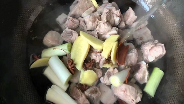 辣萝卜排骨汤,加热水,热水,热水哦,为什么是热水呢,因为这样肉不柴。一冷一热,容易倒成瘦肉变柴。