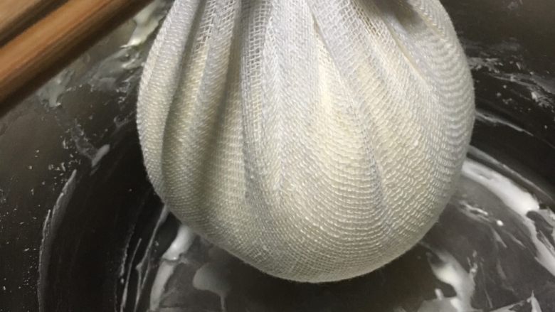 马斯卡彭奶酪,高于盆底架起来沥干,放冰箱冷藏沥干24小时