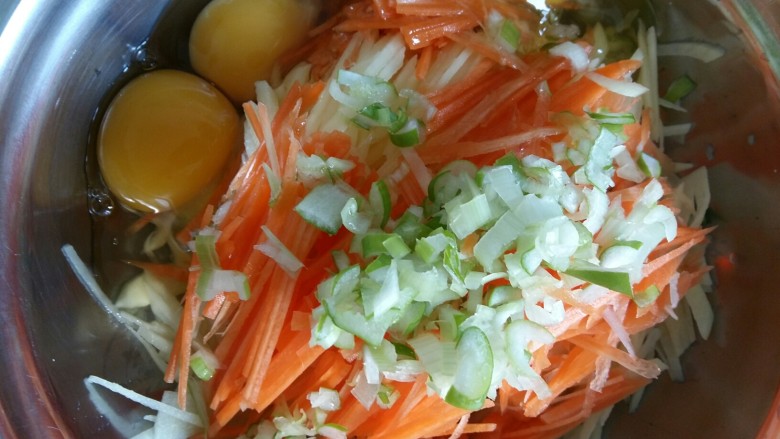 双丝饼,打入三个<a style='color:red;display:inline-block;' href='/shicai/ 9'>鸡蛋</a>。