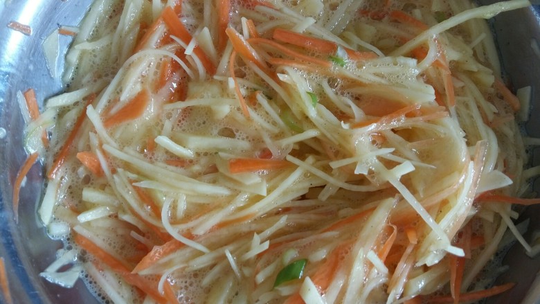 双丝饼,倒入适量盐,少许<a style='color:red;display:inline-block;' href='/shicai/ 134340'>黑胡椒粉</a>,搅拌均匀。