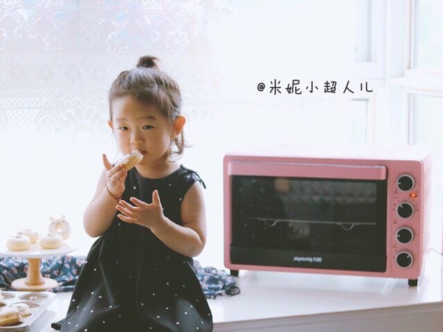 家有烤箱+萌宠甜甜圈,第一次让米妮入镜,萌萌哒,她说:妈妈,你会做这个小兔子啊?你好厉害👍!听完我炒鸡兴奋的。