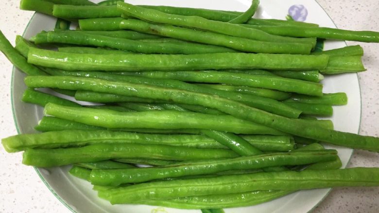 茄子炒豆角,豆角变成翠绿色后,捞出,过一遍冷水
