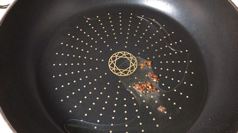 茄子炒豆角,锅内重新倒油,加几颗花椒爆香