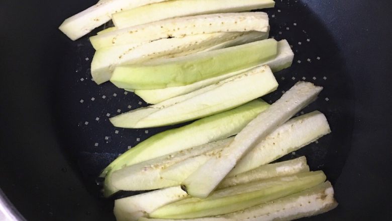 茄子炒豆角,放入茄条,中火慢煸。(饭店一般都是直接快速过油炸一遍,我觉得在家吃没必要那么做,炸过的油不能一次用完,挺浪费,所以适量的油中火慢煸也一样)
