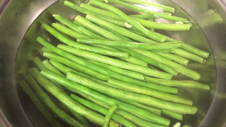 茄子炒豆角,烧开水,豆角放进去焯水