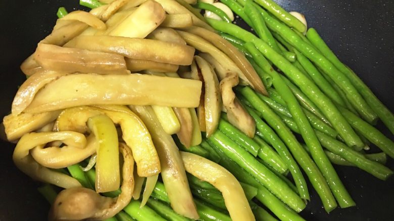 茄子炒豆角,豆角变软时,放入煸过的茄条