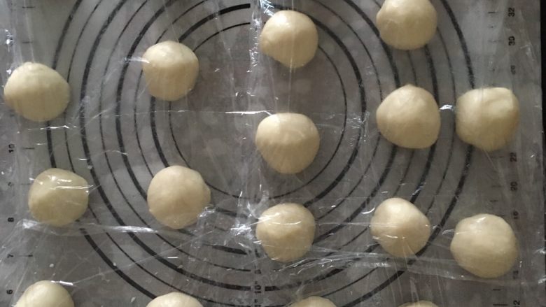 #家有烤箱#玫瑰鲜花酥饼,收口捏紧朝下,盖上保鲜膜静置15分钟。