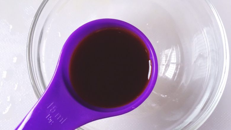 干锅鸡肉烩,准备一个碗,放入一勺<a style='color:red;display:inline-block;' href='/shicai/ 788'>生抽</a>