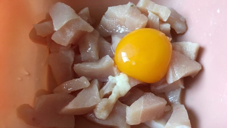 干锅鸡肉烩,将鸡胸肉解冻，解冻肉类食物最好选择冰箱冷藏解冻法，就是提前一天或半天将冷冻食品拿到冷藏室，解冻好的鸡肉清洗干净切小块，放一勺盐，在打一个鸡蛋到碗里搅拌均匀后腌制30分钟