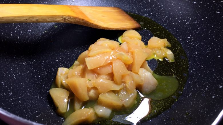 干锅鸡肉烩,锅里放油,腌制好的鸡胸肉凉油下锅翻炒,然后捞出锅里再放入适量油,油烧热,鸡肉放入翻炒后装碗