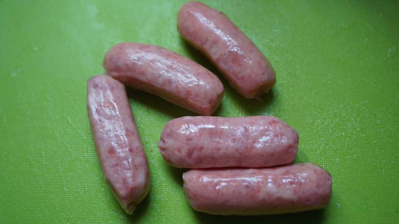 秋冬必吃之意大利黑松露炖饭,台湾猪肉肠,个人建议不要用脆皮肠,这种台湾猪肉肠能吃到肉的口感,味道更加好,减少加工过的味道。
