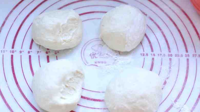 中种老式面包,分割成四等份,滚圆。盖保鲜膜静置10分钟。