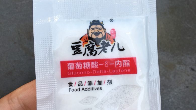 豆腐脑,准备一袋内脂，倒出2-3克，用一点点凉水搅拌均匀，倒进一个容器里，豆浆煮好以后稍微晾一分钟，然后倒进放内脂的容器里，把表面的浮沫弄掉，就可以静置一旁了