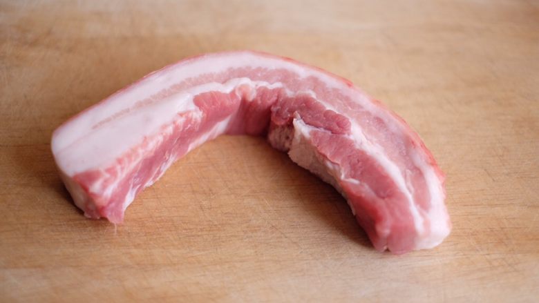 【生活小技巧】の五花肉如何切薄片,选一块优质的三层肉,一层肥肉一层瘦肉,新鲜的肉买来是比较软的状态