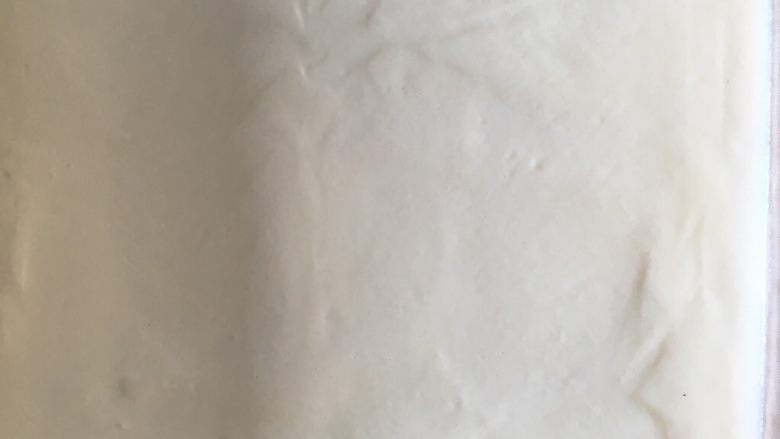 #家有烤箱#抹茶豆浆馅蛋糕卷,抹平表面,震几下烤盘震出大的气泡
