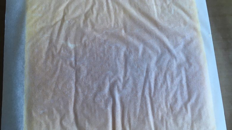 #家有烤箱#抹茶豆浆馅蛋糕卷,蛋糕胚表面盖一张油纸