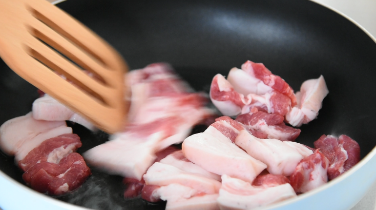 厨师长拿手菜,农家回锅肉,必吃三大碗饭!,热锅冷油,倒入肉片