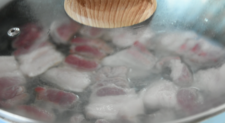 厨师长拿手菜,农家回锅肉,必吃三大碗饭!,盖上盖子,当肉片变色后,关火,开盖