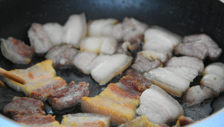 厨师长拿手菜,农家回锅肉,必吃三大碗饭!,小火煎至肉片两面金黄,盛出