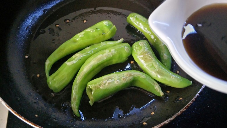酱香版的虎皮尖椒,尖椒炒软后,把调好的汁倒进锅中。