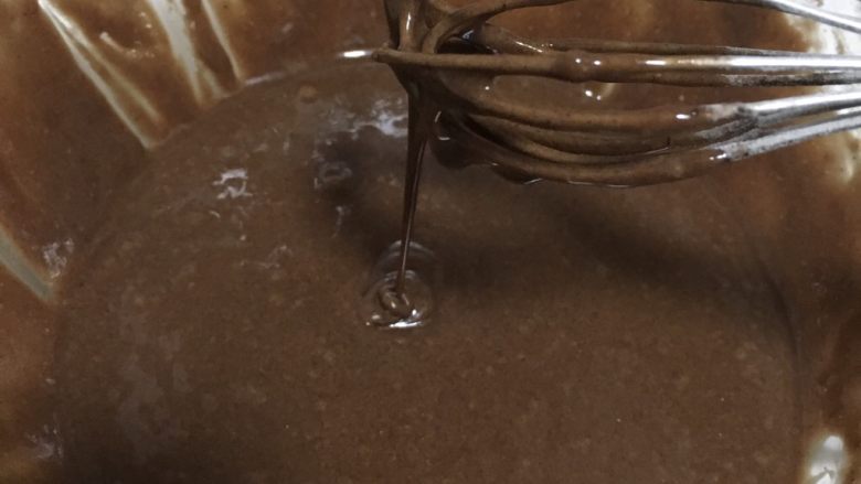家有烤箱+快手的巧克力杯子蛋糕,拌好的面糊提起滴落有明显的纹路