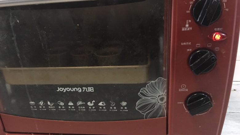 家有烤箱+快手的巧克力杯子蛋糕,烤箱提前预热,上下火中层175度15分钟