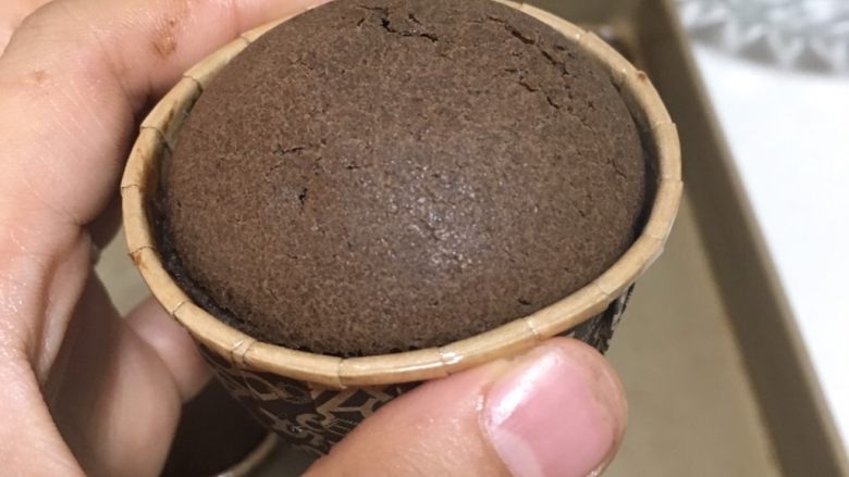 家有烤箱+快手的巧克力杯子蛋糕,烤出来的蛋糕蓬松不回缩