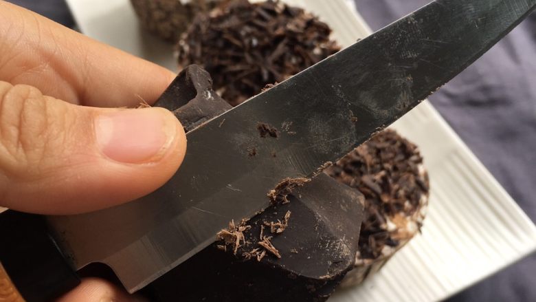 家有烤箱+快手的巧克力杯子蛋糕,用刀削出巧克力碎屑