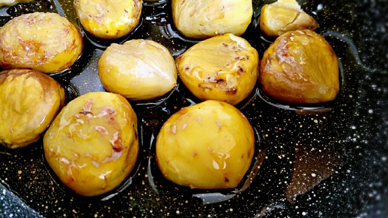 板栗烧鸡,锅内倒油,小火把板栗煎一下