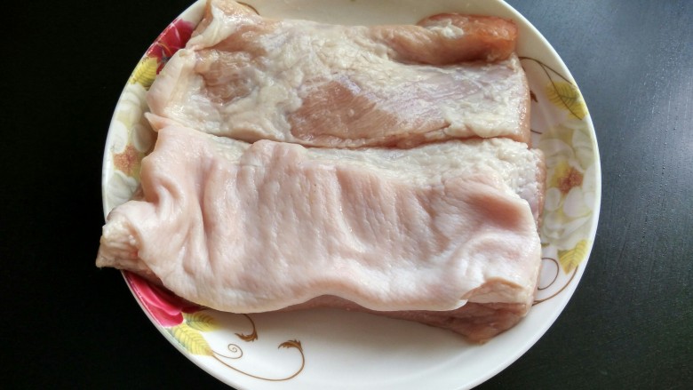 鹌鹑蛋烧肉,准备好<a style='color:red;display:inline-block;' href='/shicai/ 428'>五花肉</a>,洗净。