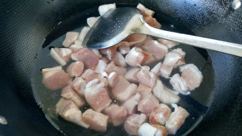 鹌鹑蛋烧肉,锅内放冷水,将五花肉焯水。