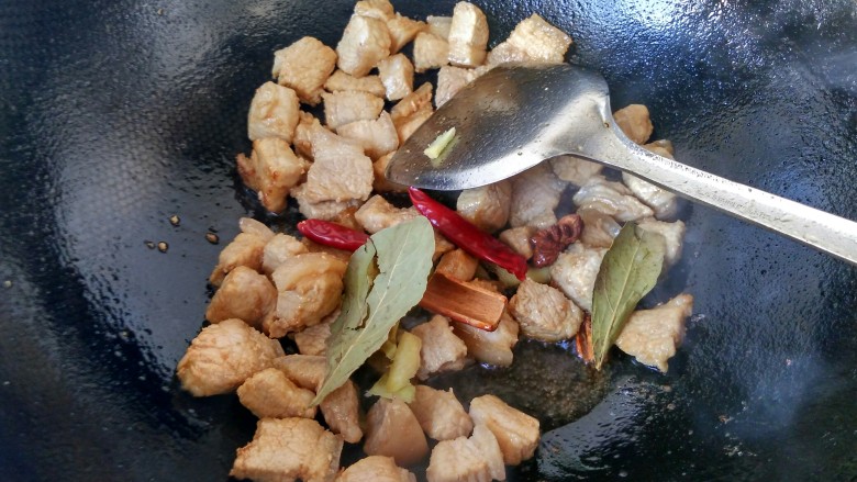 鹌鹑蛋烧肉,将生姜,八角,辣椒,香叶,桂皮放入锅内。